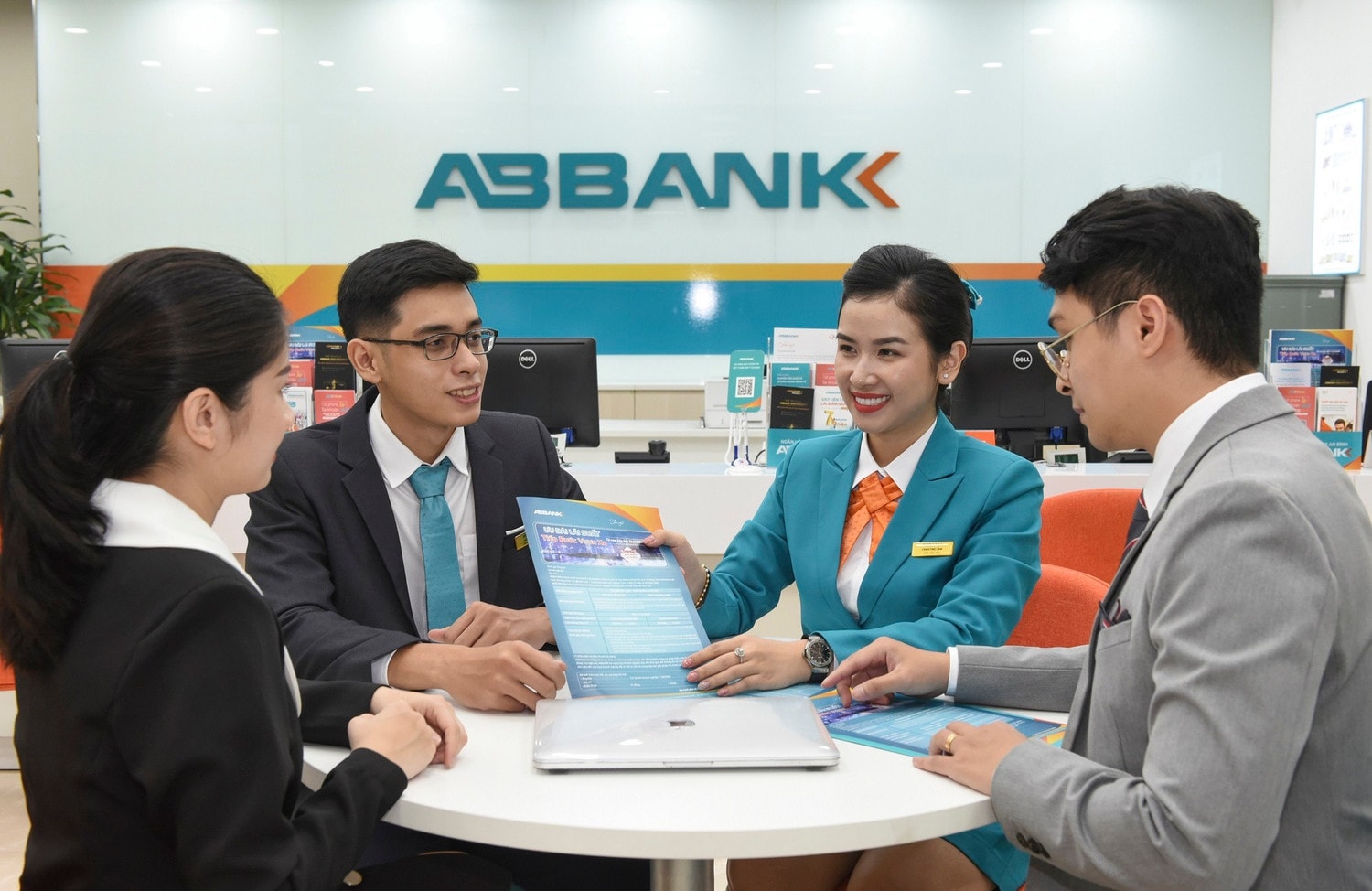 4-abbank-tich-cuc-chung-tay-trong-cong-tac-ho-tro-khac-phuc-sau-bao-yagi-va-dong-hanh-cung-khach-hang-phat-trien-san-xuat-kinh-doanh.jpg