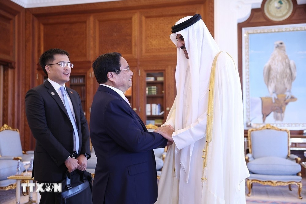 Thủ tướng Phạm Minh Chính chào Quốc vương Qatar Tamim bin Hamad Al Thani. Ảnh: Dương Giang/TTXVN