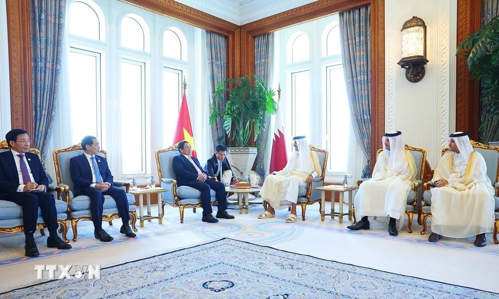 Thủ tướng Phạm Minh Chính chào Quốc vương Qatar Tamim bin Hamad Al Thani. Ảnh: Dương Giang/TTXVN