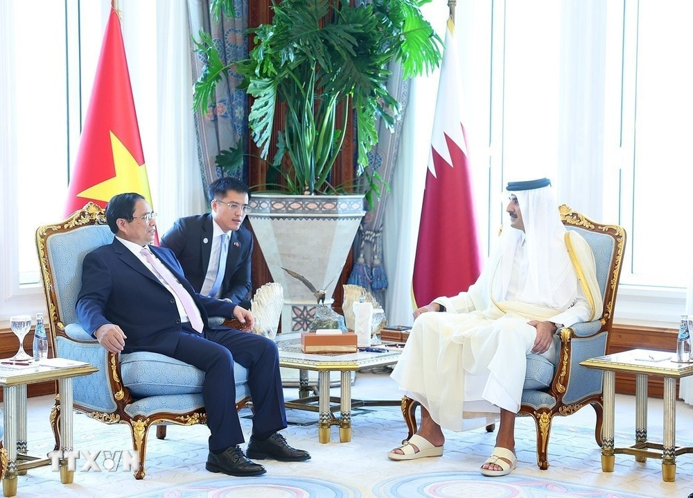 Thủ tướng Phạm Minh Chính chào Quốc vương Qatar Tamim bin Hamad Al Thani. Ảnh: Dương Giang/TTXVN
