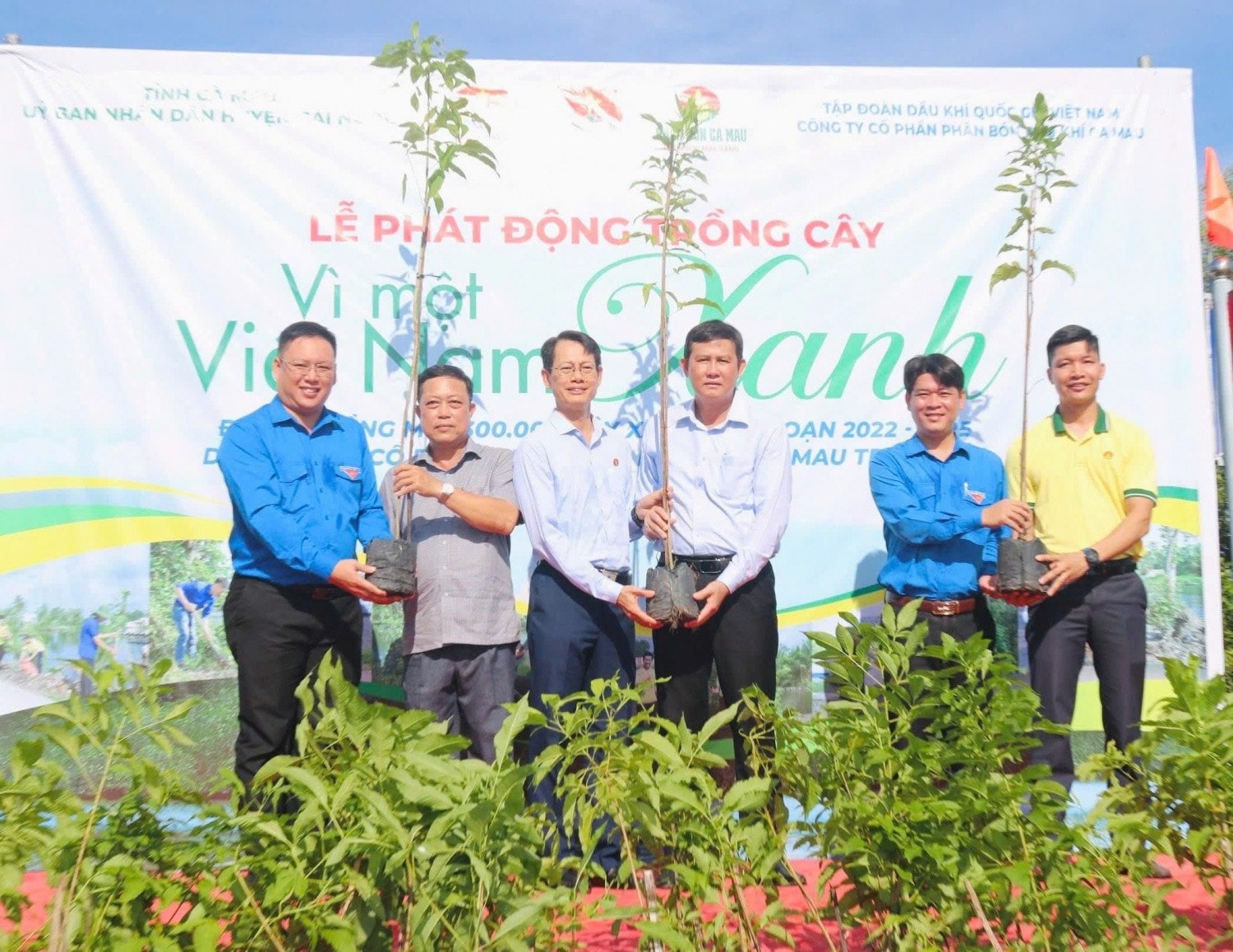 Đại diện lãnh đạo PVCFC và lãnh đạo UBND huyện Cái Nước, tỉnh Cà Mau thực hiện nghi thức trao nhận cây xanh tại Chương trình “Vì một Việt Nam xanh” năm 2024