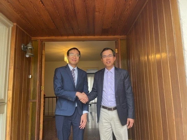 Vietnamese Ambassador to Australia Pham Hung Tam (right) receives President of the Vietnam Australia Innovation Network (NIC AU) Tran Phi Vu on October 31. (Photo: VNA) Vietnamese Ambassador to Australia Pham Hung Tam (right) receives President of the Vietnam Australia Innovation Network (NIC AU) Tran Phi Vu on October 31. (Photo: VNA)