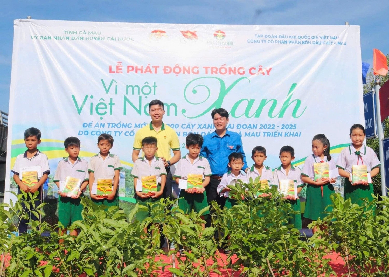 PVCFC tặng 50 suất học bổng cho các em học sinh có hoàn cảnh khó khăn huyện Cái Nước, tỉnh Cà Mau. Ảnh: Phong Cầm