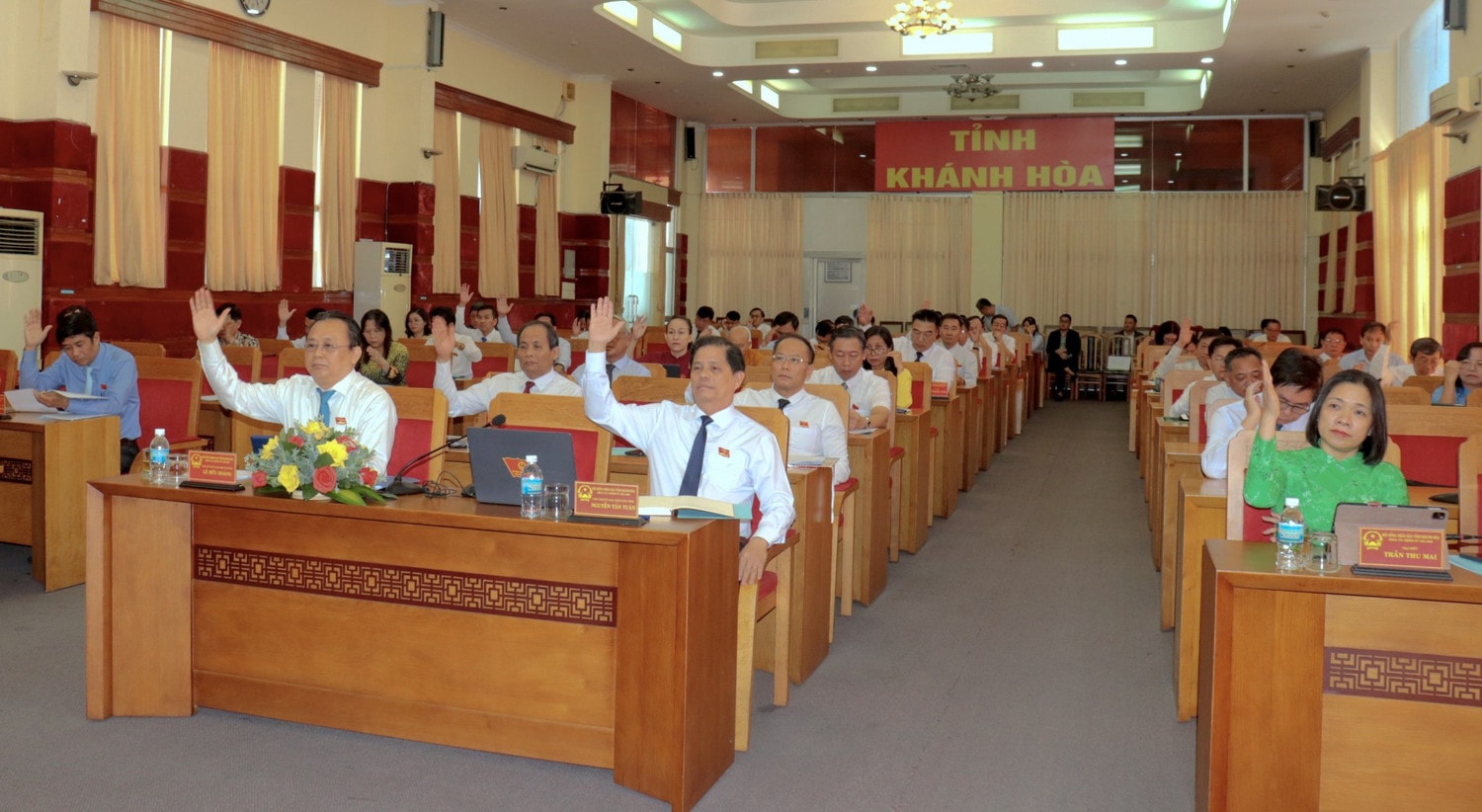 cac-vi-dai-bieu-hdnd-tinh-bieu-quyet-thong-qua-nghi-quyet-tai-ky-hop-20241031121318.jpg