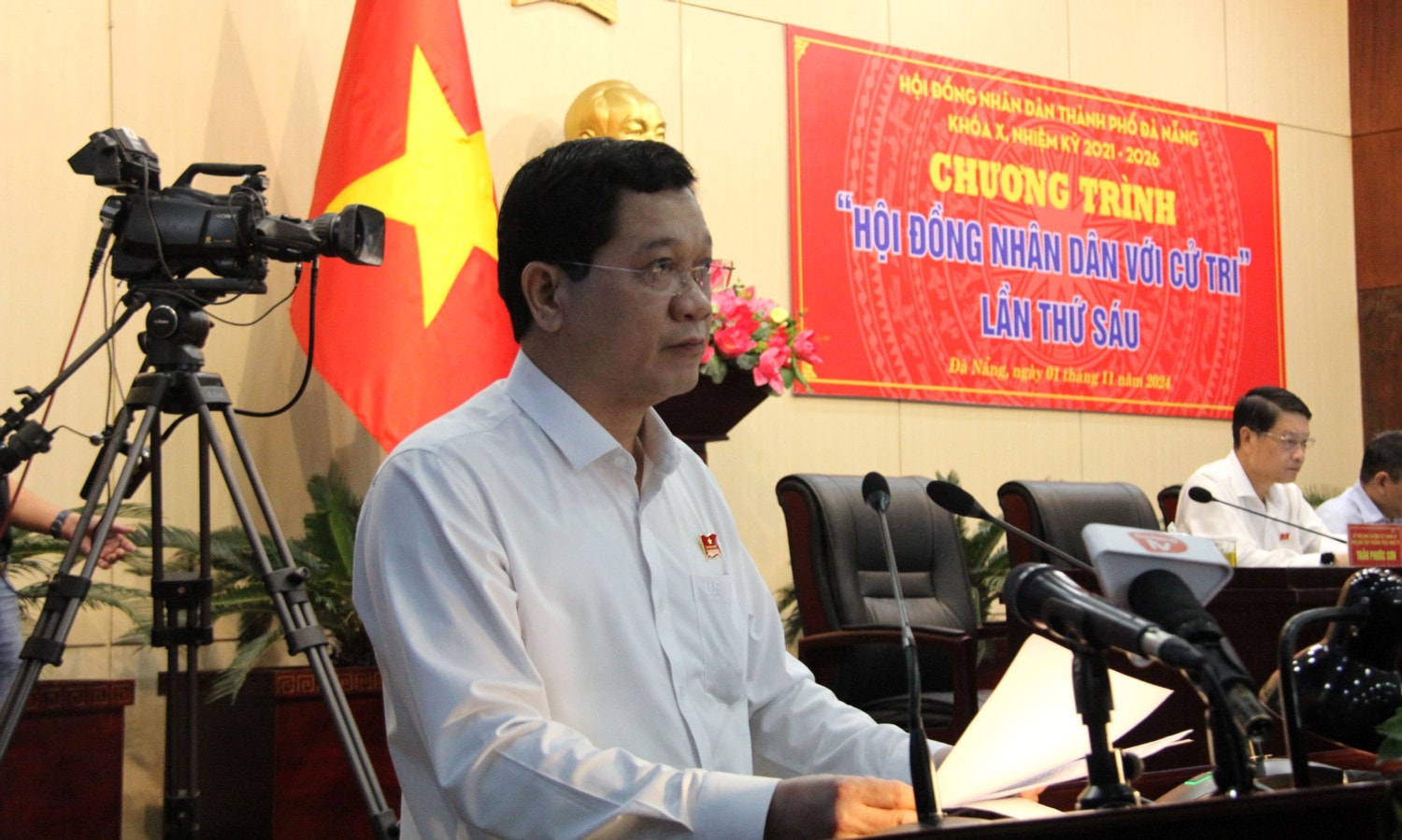 Phó Chủ tịch Thường trực HĐND thành phố Trần Phước Sơn báo cáo kết quả giám sát của Thường trực HĐND thành phố về giải quyết các kiến nghị của cử tri còn tồn đọng từ đầu nhiệm kỳ. Ảnh: Tấn Tài