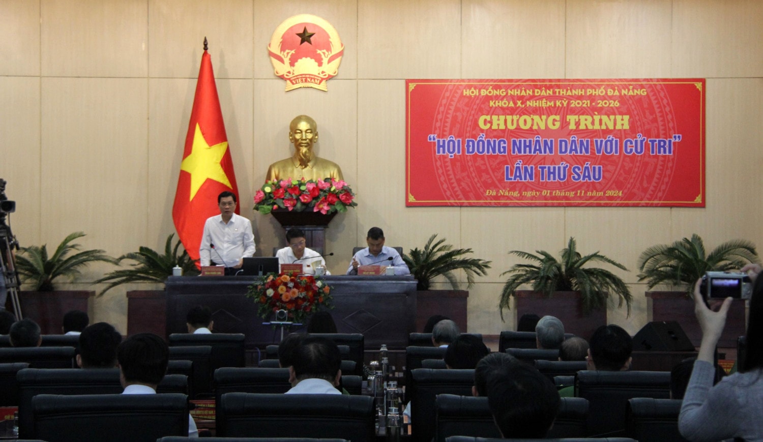 Chương trình “Hội đồng Nhân dân với cử tri” lần thứ 6 tập trung vào chuyên đề về trật tự, môi trường và mỹ quan đô thị. Ảnh: Tấn Tài