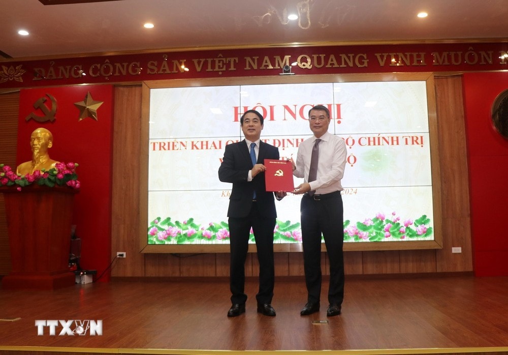 Trưởng Ban Tổ chức Trung ương Lê Minh Hưng trao quyết định của Bộ Chính trị về điều động, phân công giữ chức Bí thư Tỉnh ủy Khánh Hòa cho ông Nghiêm Xuân Thành. Ảnh Đặng Tuấn/TTXVN