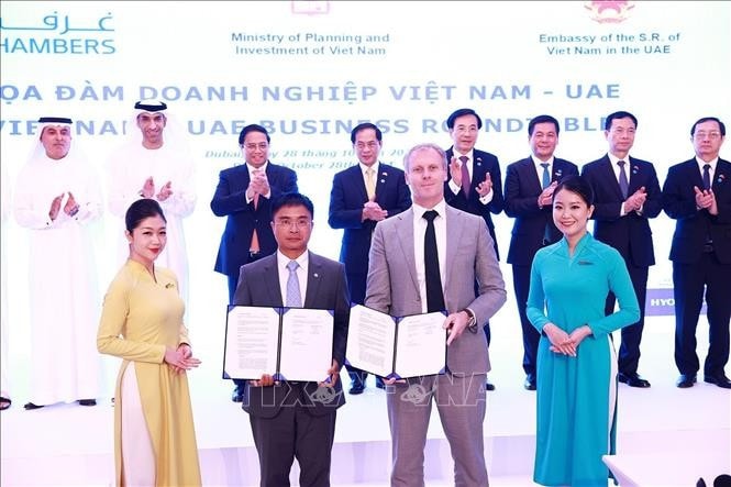 Thủ tướng Phạm Minh Chính chứng kiến Lễ trao các văn kiện hợp tác giữa doanh nghiệp hai nước. Ảnh: Dương Giang/TTXVN