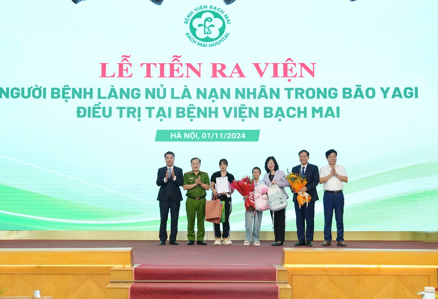 bo-truong-va-cac-dai-bieu-tang-qua.jpg