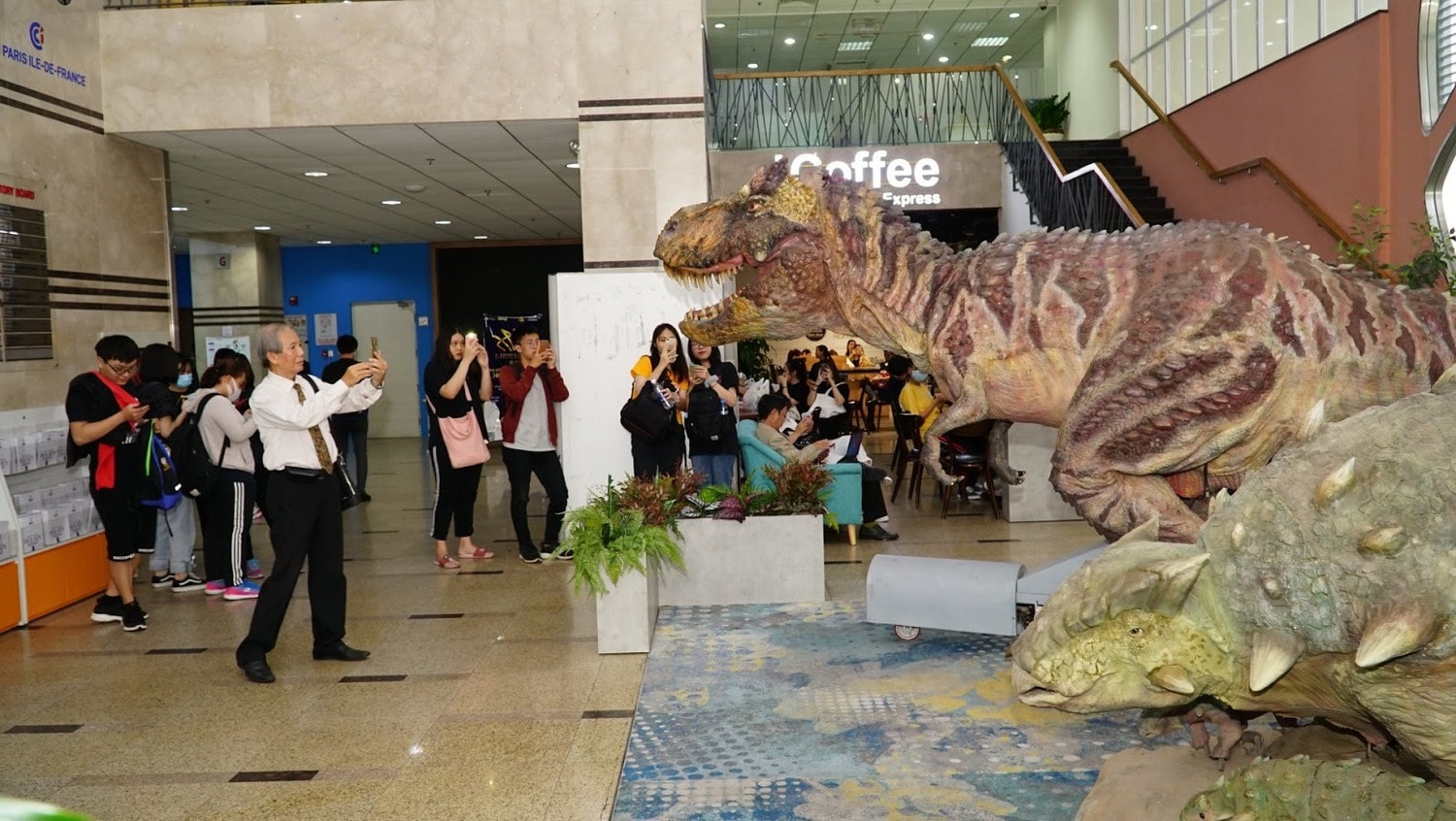 Triển lãm 3D digital art “Tác giả - Tác phẩm” của nghệ sĩ Phan Vũ Linh tại Trường Đại học Hoa Sen với mô hình khủng long cùng hệ thống máy móc bên trong giúp con vật chuyển động như thật. Nguồn: ĐHHS