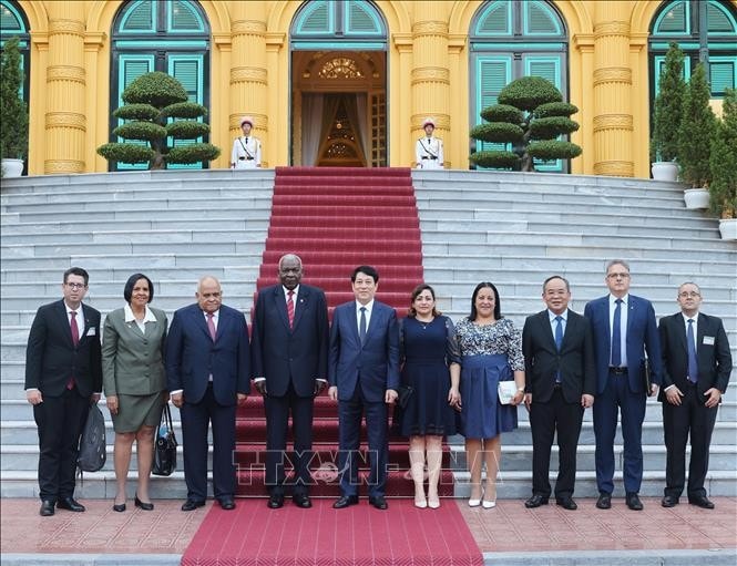 Chủ tịch nước Lương Cường, Chủ tịch Quốc hội Chính quyền Nhân dân Cuba Esteban Lazo Hernandez và các đại biểu. Ảnh: Lâm Khánh/TTXVN