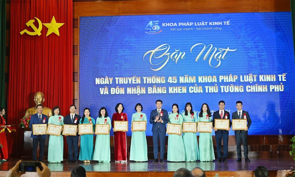 Hiệu trưởng Trường Đại học Luật Hà Nội Đoàn Trung Kiên tặng Giấy khen cho các cá nhân có thành tích xuất sắc trong năm học vừa qua