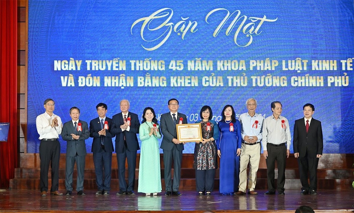 Thứ trưởng Bộ Tư pháp Đặng Hoàng Oanh trao Bằng khen của Thủ tướng Chính phủ tặng Khoa Pháp luật Kinh tế