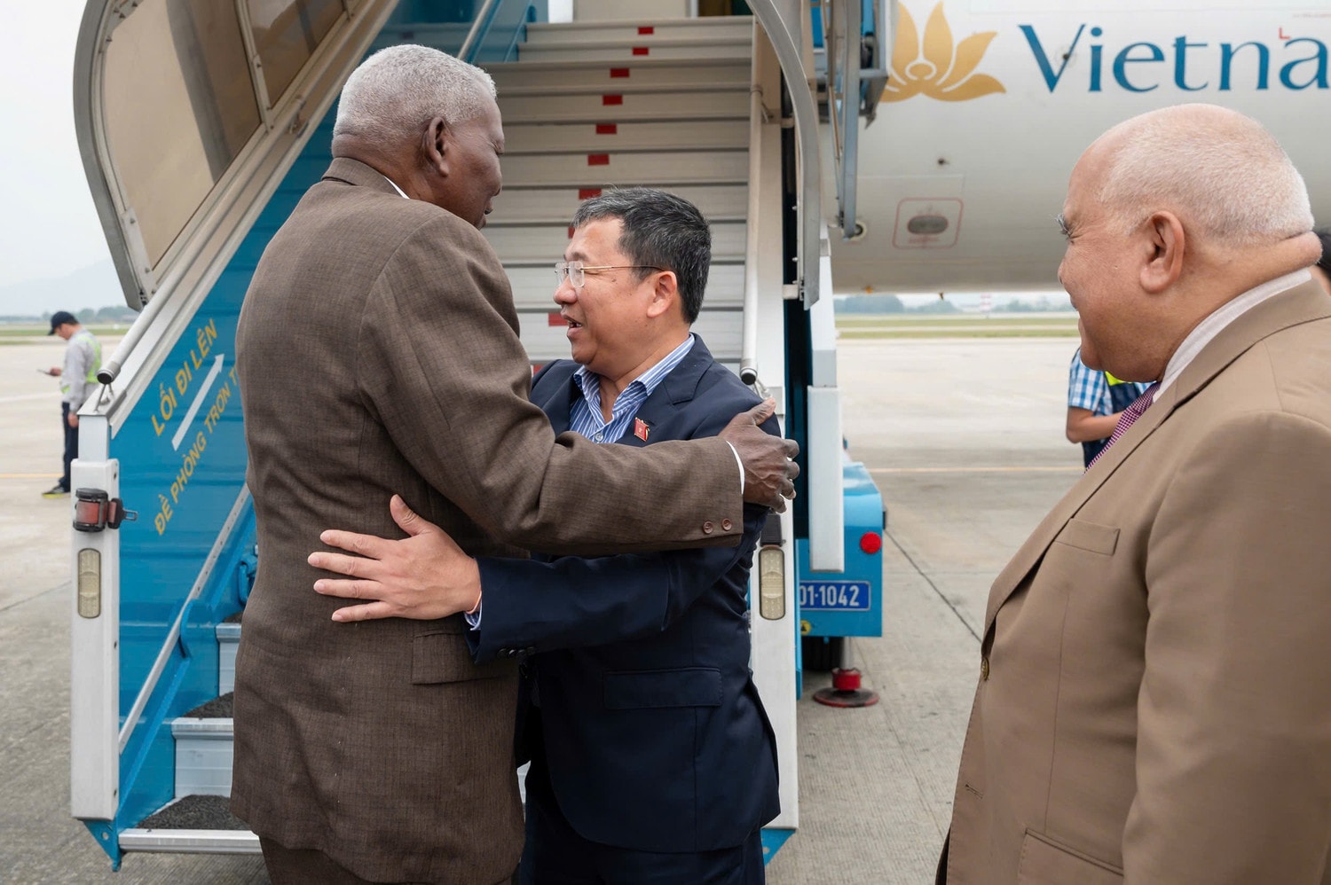 Chủ nhiệm Ủy ban Đối ngoại, Chủ tịch Nhóm Nghị sĩ hữu nghị Việt Nam - Cuba Vũ Hải Hà tiễn Chủ tịch Quốc hội Chính quyền Nhân dân Cuba Esteban Lazo Hernandez.Nguồn: quochoi.vn