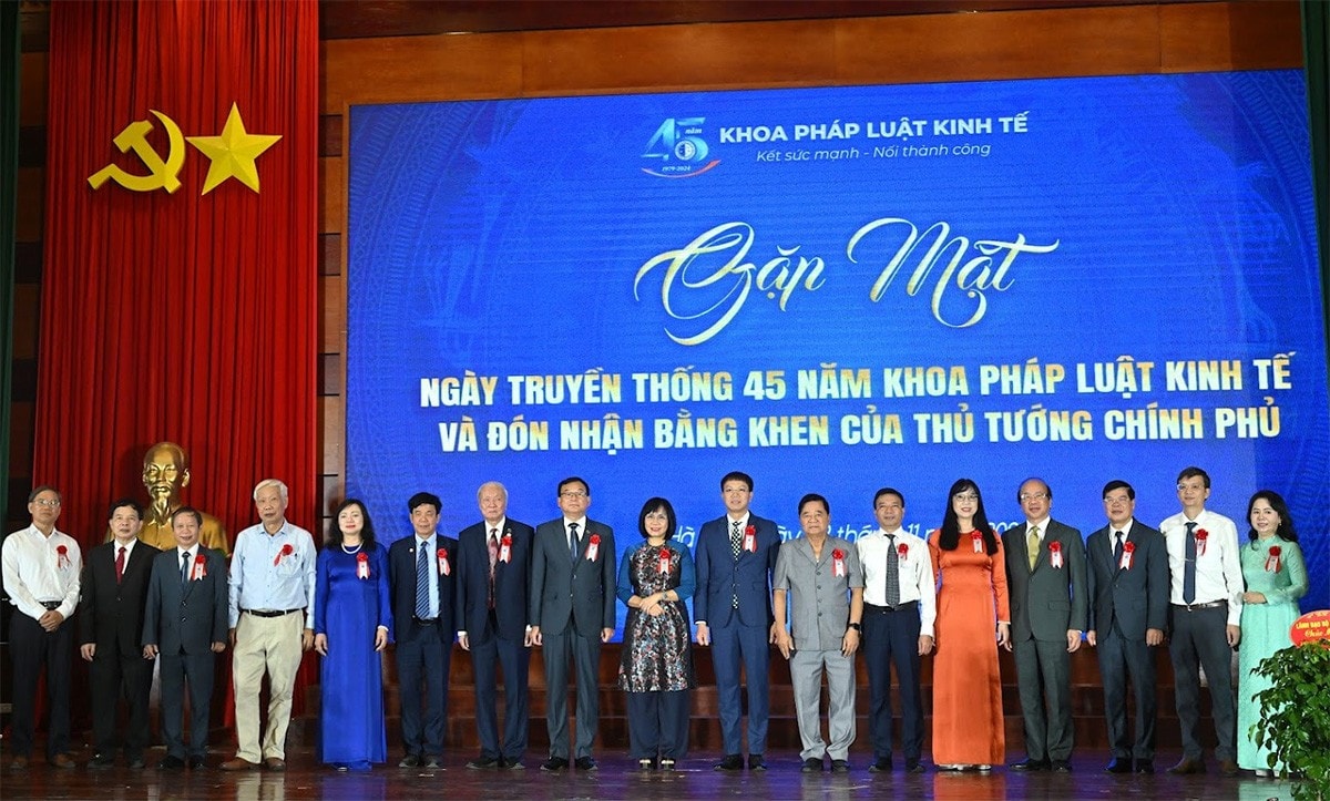 Các đại biểu chụp ảnh lưu niệm