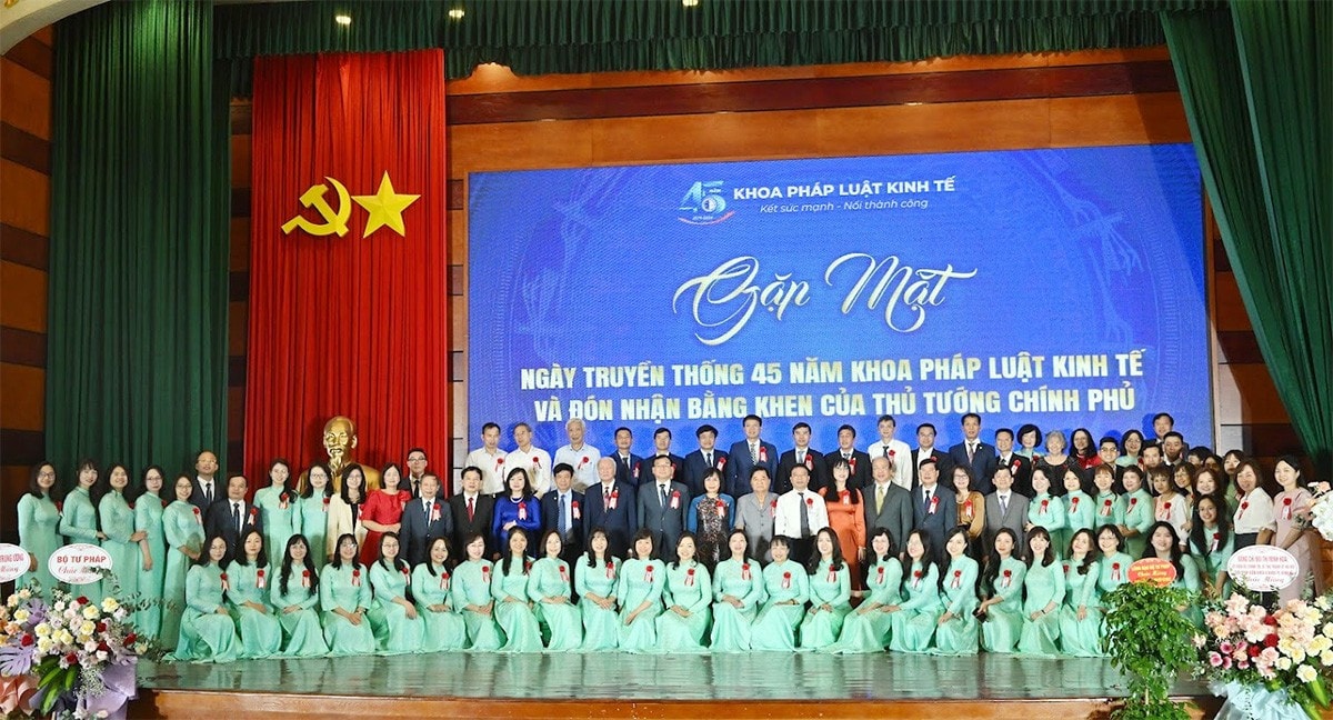 Các đại biểu chụp ảnh lưu niệm