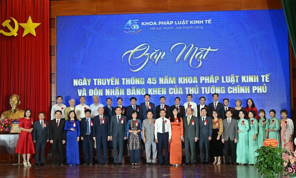 Các đại biểu chụp ảnh lưu niệm
