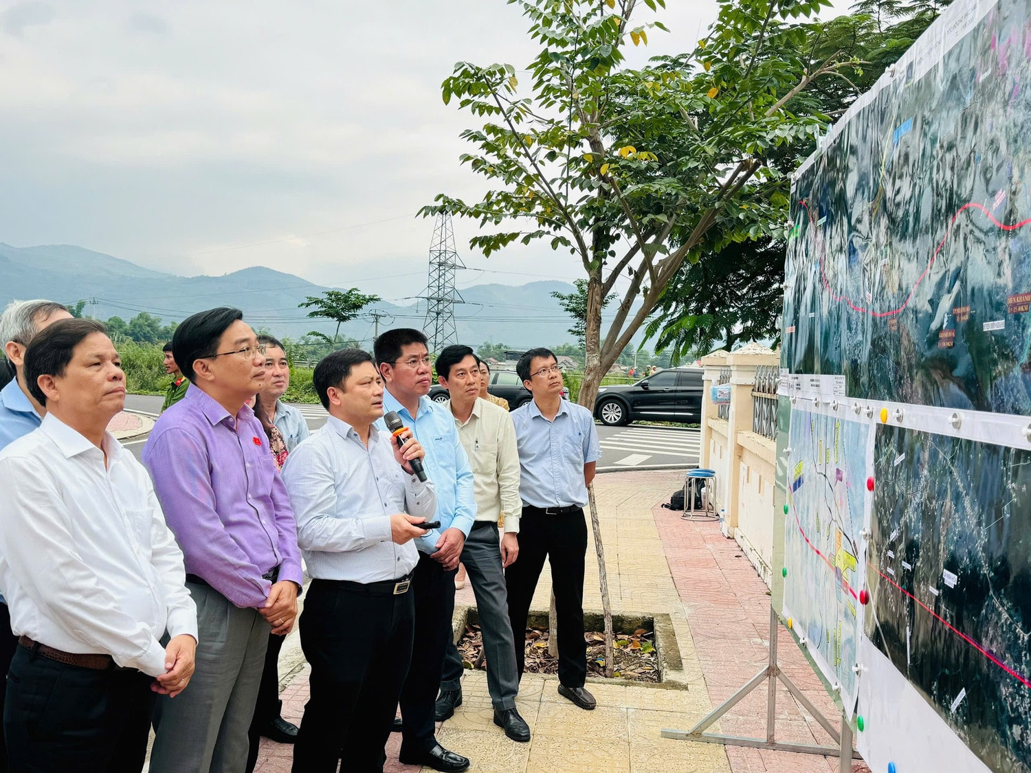 Đoàn công tác của Ủy ban Kinh tế khảo sát tại ga Diên Khánh (Khánh Hoà)