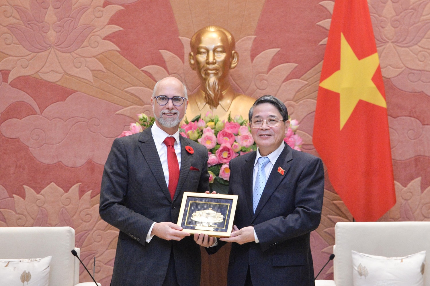 pho-chu-tich-qh-nguyen-duc-hai-trao-qua-luu-niem-cho-dai-su-canada.jpg