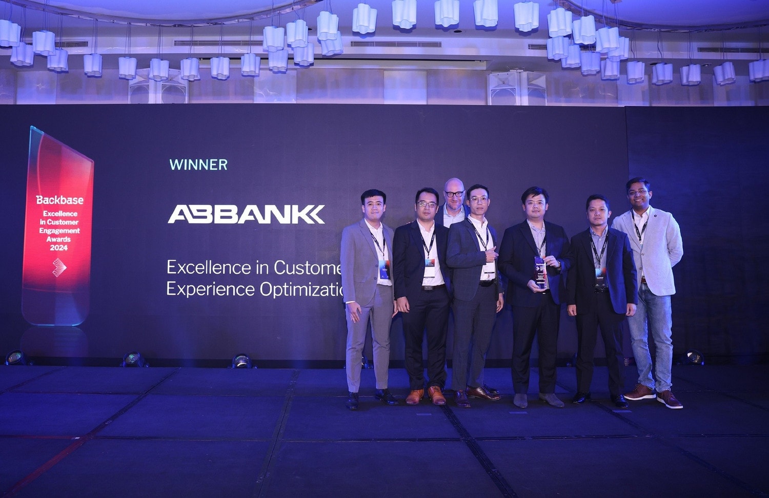 05-abbank-nhan-giai-thuong-xuat-sac-ve-toi-uu-hoa-trai-nghiem-khach-hang-tai-hoi-nghi-backbase-engage-asia-2024.jpg