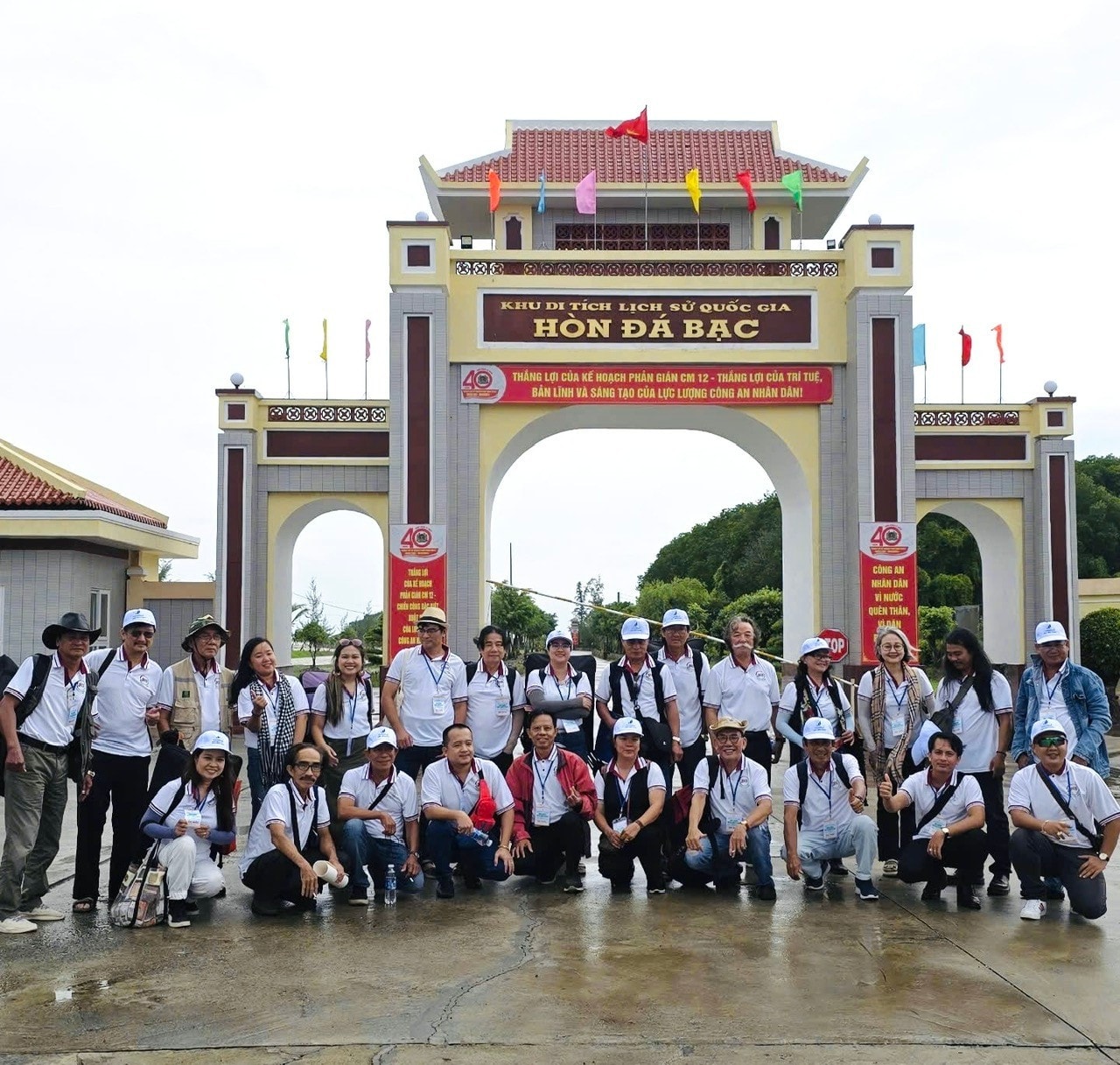 Các nghệ sĩ tham quan Khu di tích lịch sử quốc gia Hòn Đá Bạc