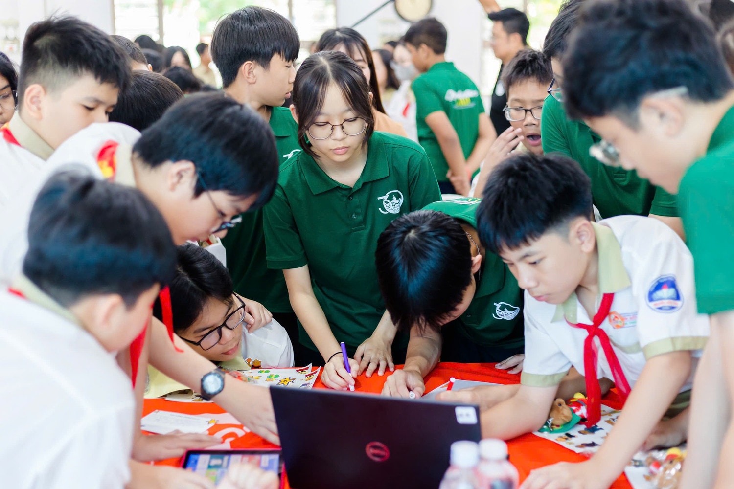 Tiếng Anh là ngôn ngữ giao tiếp chính được các em học sinh sử dụng trong sự kiện