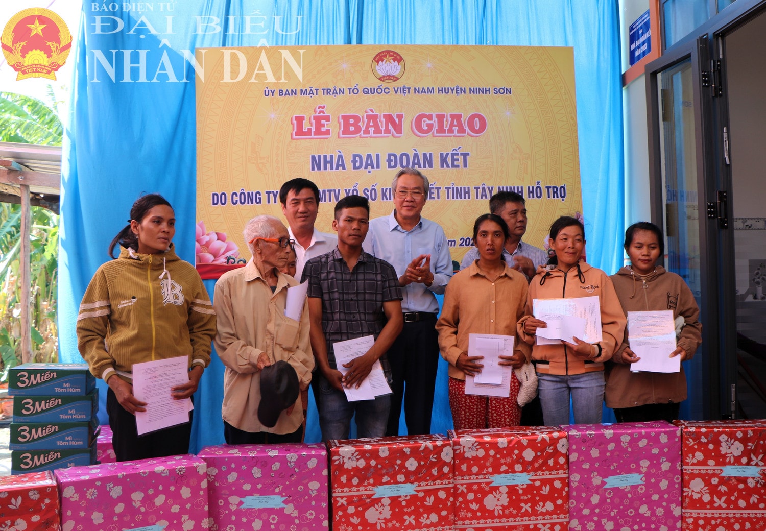 dbnd_tl_16-4-6-a-binh-trao-nha-dai-doan-ket-tai-ns.jpg