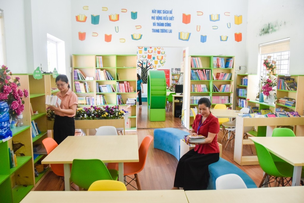 Trường Tiểu học Quảng Tân (Đầm Hà) được bổ sung thêm các trang thiết bị giảng dạy, chỉnh trang phòng thư viện, phòng đọc sách. Ảnh: Văn Bá