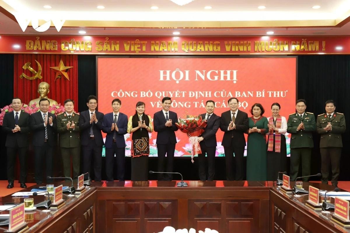 Tập thể Ban Thường vụ Tỉnh uỷ Sơn La tặng hoa chúc mừng ông Nguyễn Đình Việt