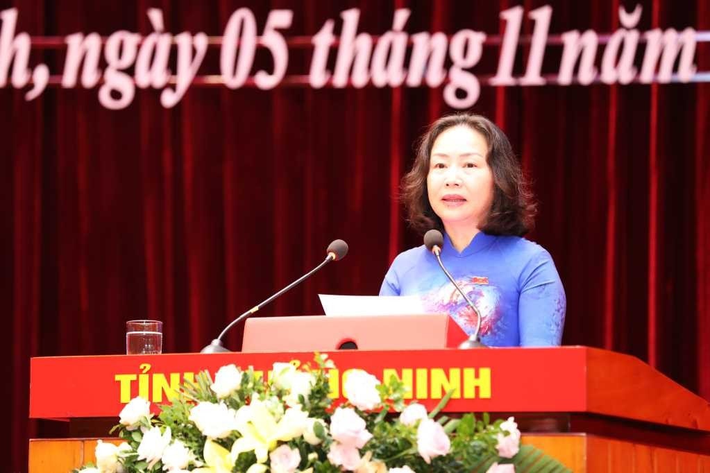 Phó Chủ tịch Thường trực HĐND tỉnh Vi Ngọc Bích phát biểu khai mạc kỳ họp. Ảnh: Đỗ Phương