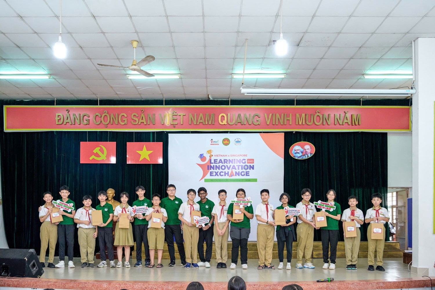 Học sinh iSMART tự tay chuẩn bị quà cho các bạn học đến từ trường Northland