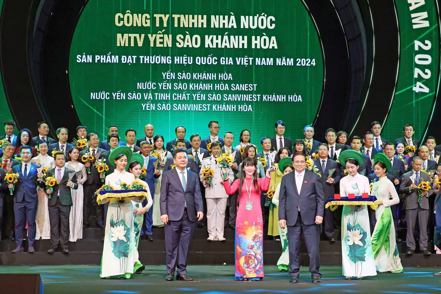 hinh-1-ba-trinh-thi-hong-van-chu-tich-hdtv-cong-ty-vinh-du-nhan-chung-nhan-thuong-hieu-quoc-gia.jpg