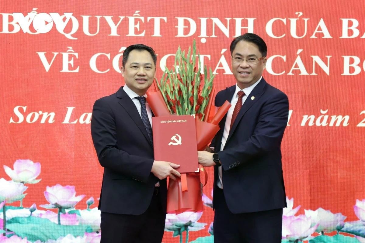 Phó trưởng Ban Tổ chức Trung ương Phan Thăng An (bìa phải) trao quyết định cho ông Nguyễn Đình Việt.