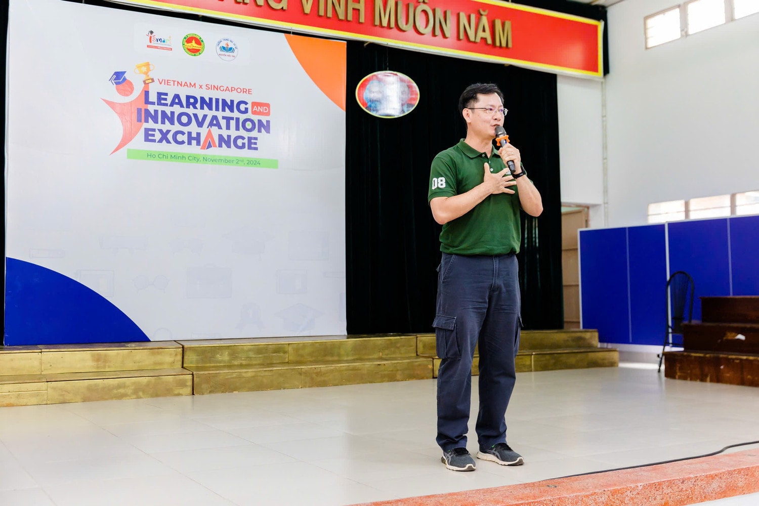 Ông Cheen - Hiệu phó trường TH Northland Secondary School phát biểu trong sự kiện giao lưu