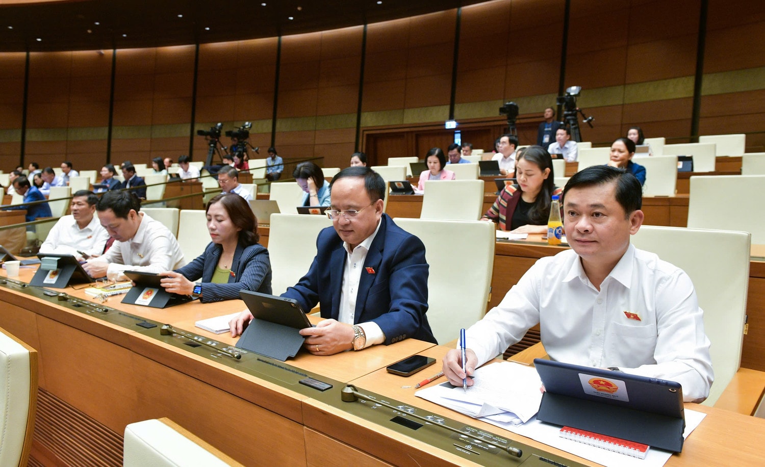 Các đại biểu dự phiên họp. Ảnh: Hồ Long