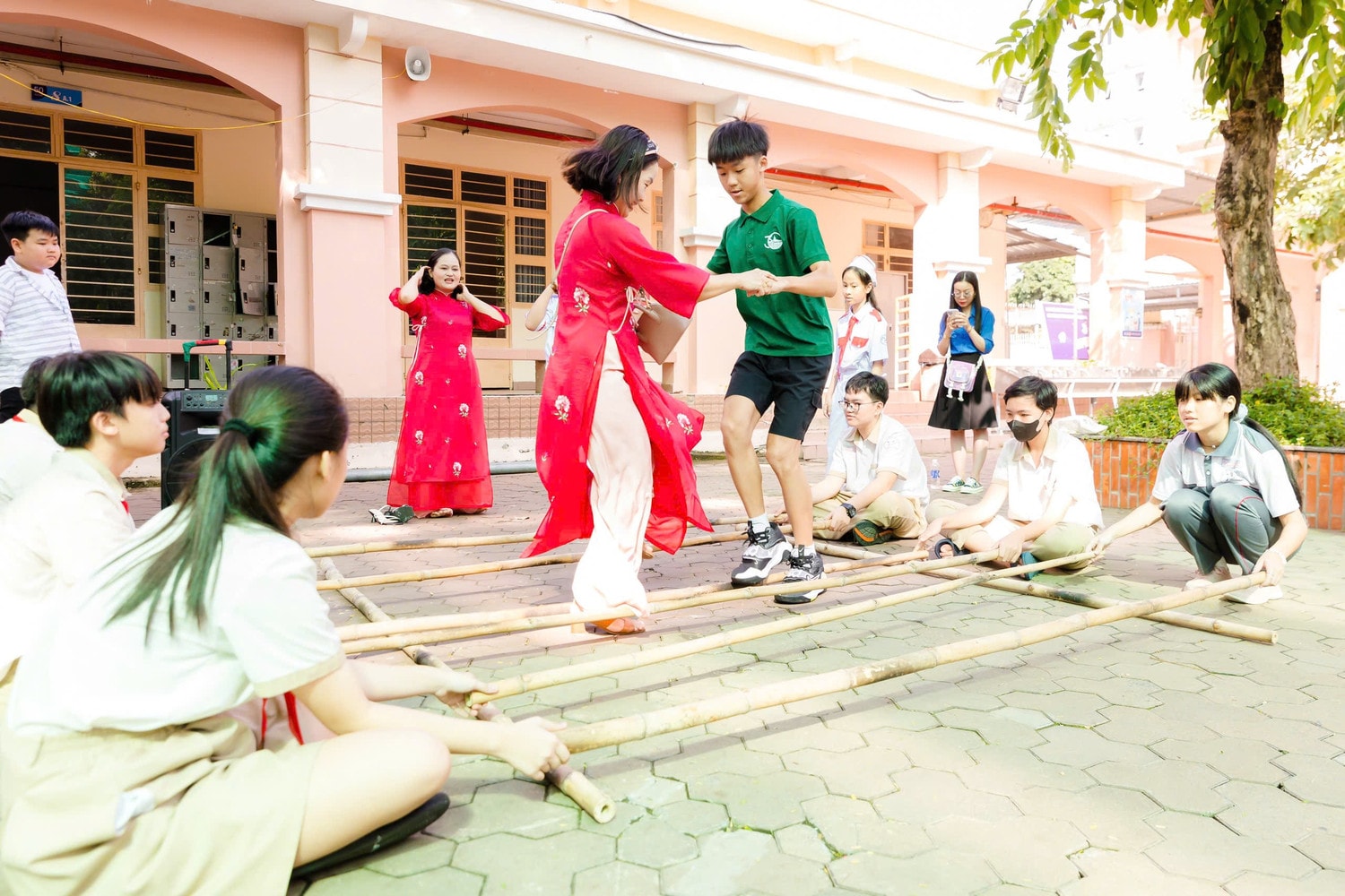 Học sinh 2 nước tham gia vào nhiều trò chơi dân gian mang đậm bản sắc văn hóa Việt Nam