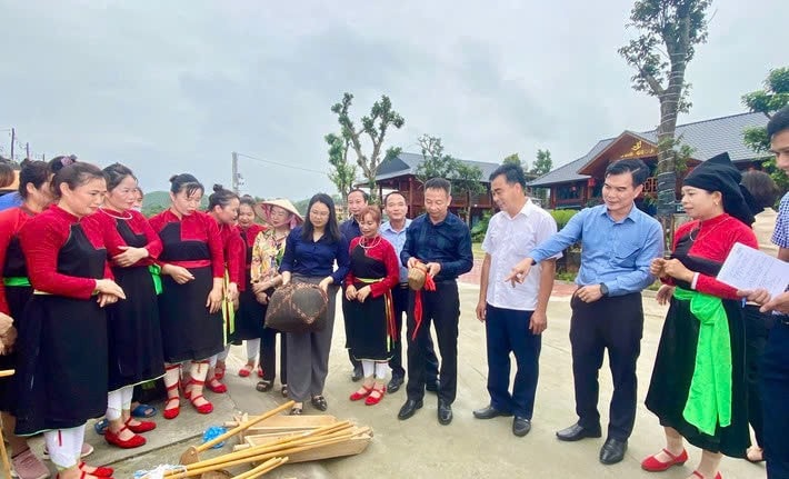 Phó Chủ tịch Thường trực HĐND tỉnh Vũ Quỳnh Khánh cùng đoàn giám sát thực tế về thực hiện nghị quyết HĐND tỉnh
