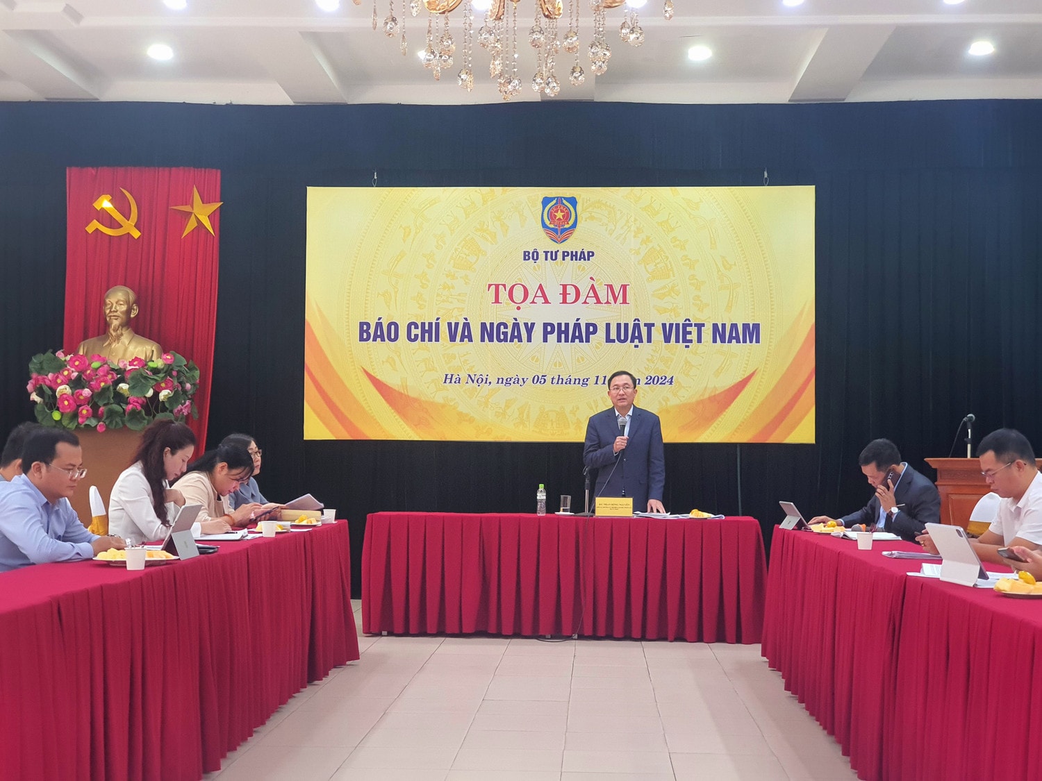 Ông Phan Hồng Nguyên, Phó Cục trưởng Cục Phổ biến, giáo dục pháp luật, Bộ Tư pháp chủ trì cuộc tọa đàm. Ảnh: Thảo Mộc