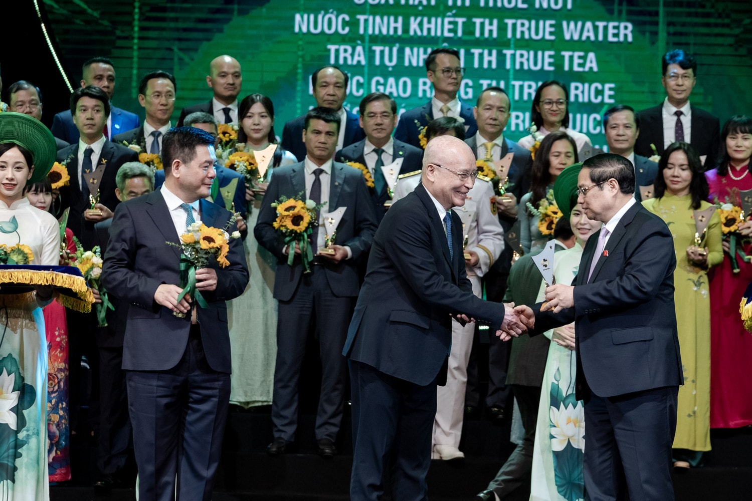 Ông Ngô Minh Hải, Chủ tịch HĐQT Tập đoàn TH nhận biểu trưng Thương hiệu Quốc gia từ Thủ tướng Chính phủ Phạm Minh Chính