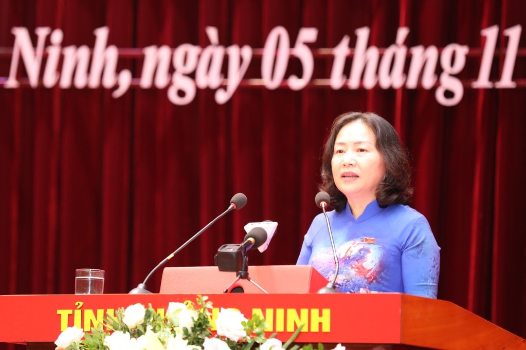 Phó Chủ tịch Thường trực HĐND tỉnh Quảng Ninh Vi Ngọc Bích phát biểu bế mạc kỳ họp. Ảnh: Đ. Phương