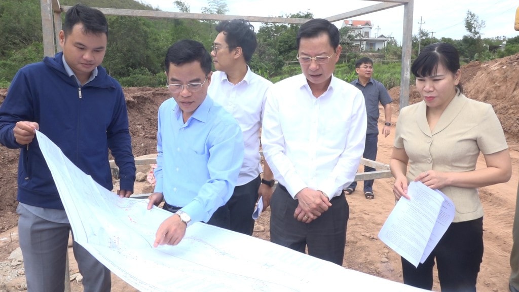 Đoàn giám sát của HĐND tỉnh về thực hiện kế hoạch đầu tư công trung hạn giai đoạn 2021 - 2025 thực tế tại huyện Ba Chẽ. Ảnh: Bình Minh