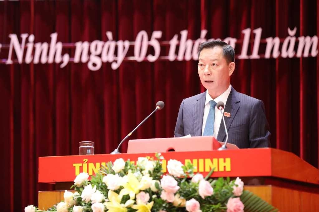 Phó Chủ tịch HĐND tỉnh Lê Văn Ánh phát biểu gợi ý trước phiên thảo luận tại tổ. Ảnh: Đỗ Phương
