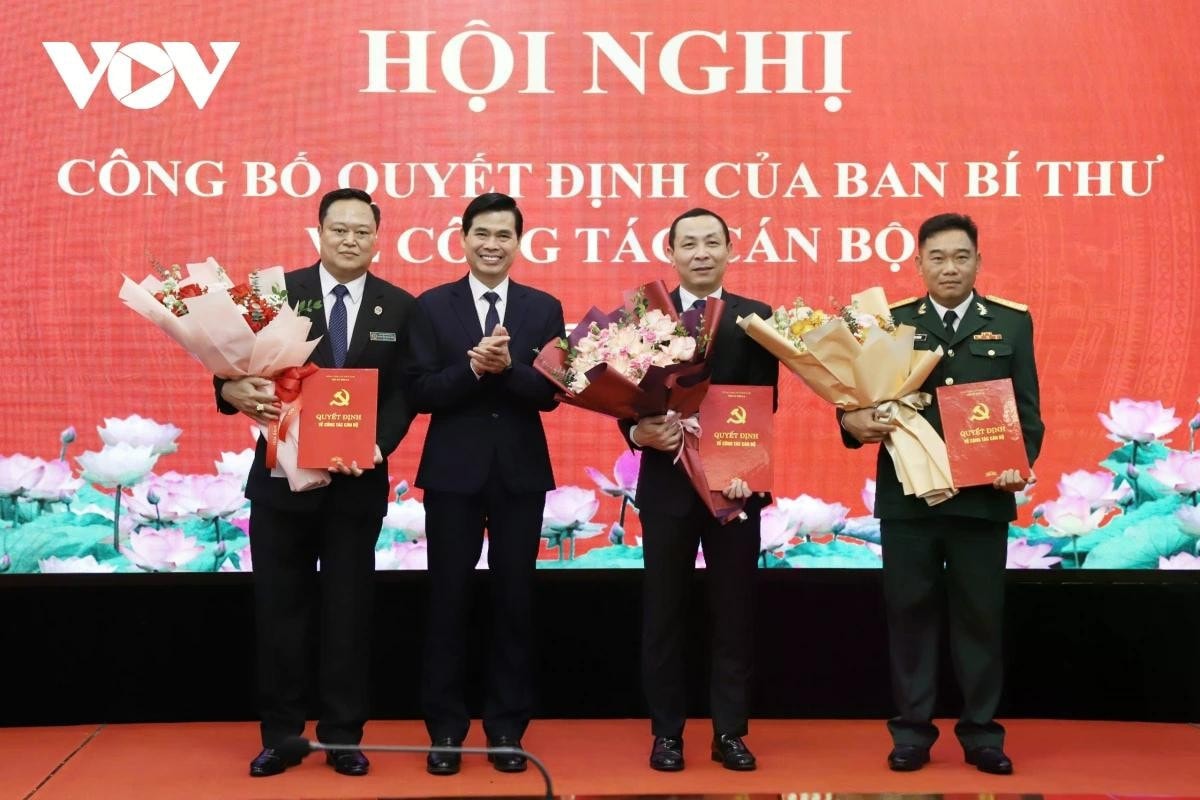 Bí thư Tỉnh uỷ, Chủ tịch UBND tỉnh Sơn La trao các quyết định của Ban Bí thư cho ông Nguyễn Đức Thành, Nguyễn Minh Hải và Đại tá Chu Văn Thành.