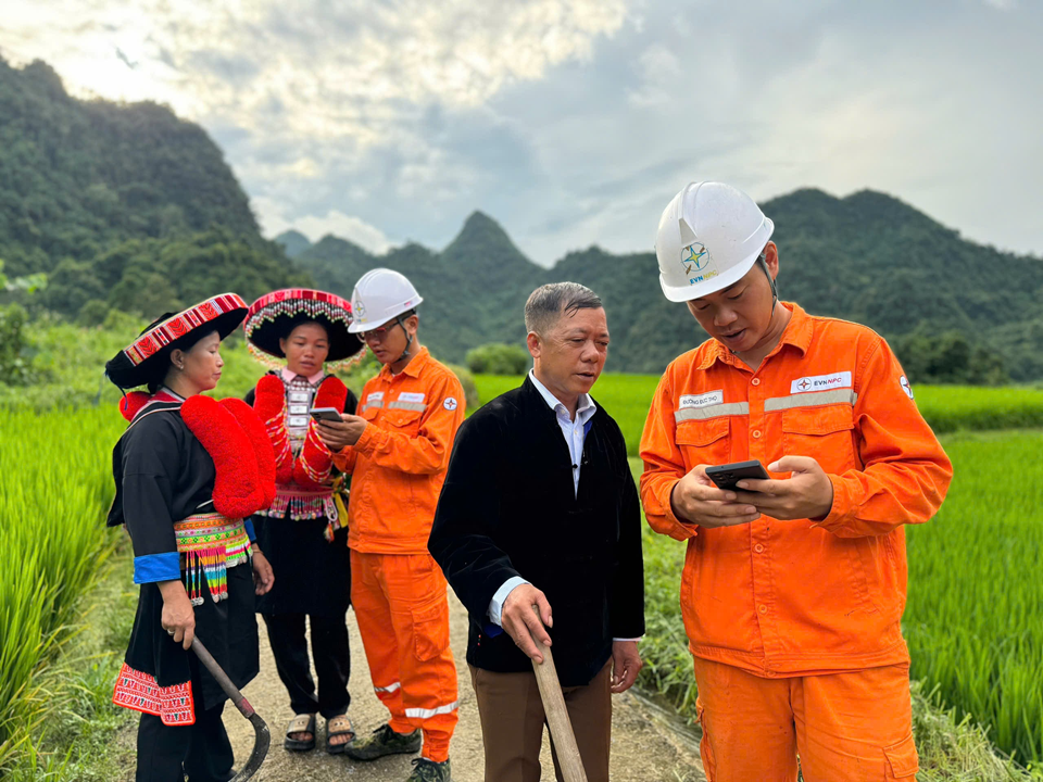 anh-3-khach-hang-de-dang-tiep-can-su-dung-cac-dich-vu-dien-do-pc-lang-son-cung-cap-anh-npc.png