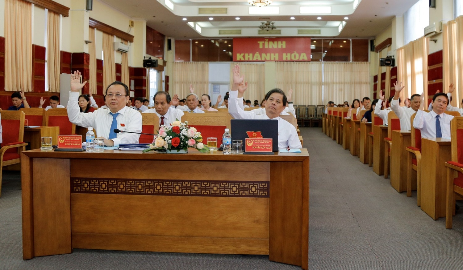 2-cac-dai-bieu-bieu-quyet-thong-qua-chuong-trinh-ky-hop-20241106111555.jpg