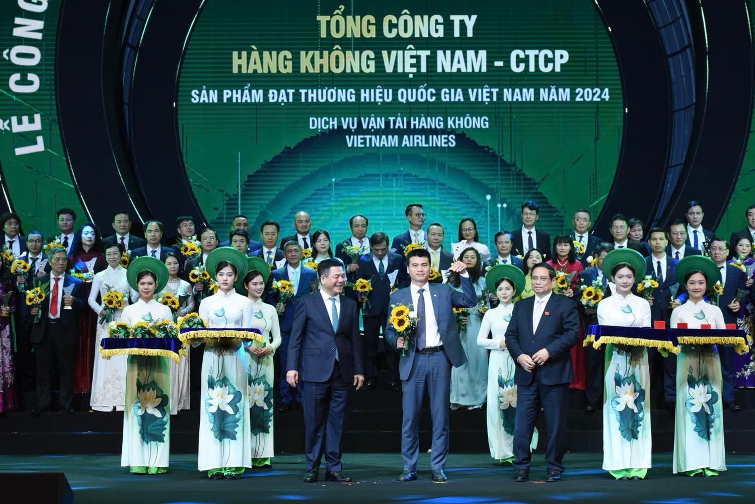 anh-1-vietnam-airlines-nhan-giai-thuong-san-pham-dat-thuong-hieu-quoc-gia-2024-anh-vna.jpg
