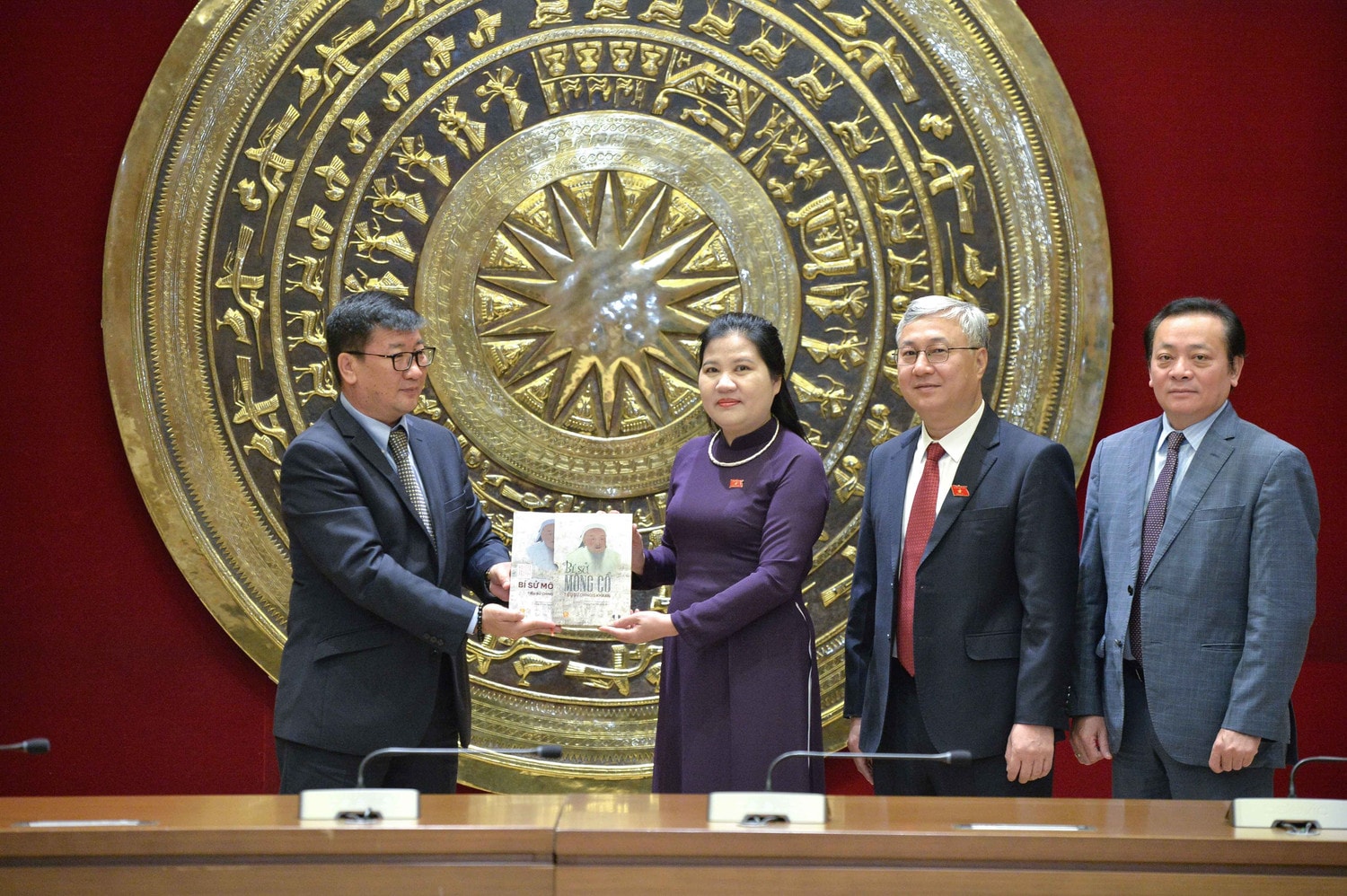 dai-su-mong-co-tai-viet-nam-jigjee-sereejav-trao-qua-luu-niem-cho-pho-chu-tich-hoi-dong-dan-toc-dinh-thi-phuong-lan.jpg