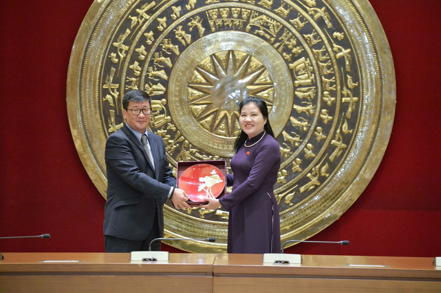 pho-chu-tich-hoi-dong-dan-toc-dinh-thi-phuong-lan-trao-qua-luu-niem-cho-dai-su-mong-co-tai-viet-nam-jigjee-sereejav.jpg