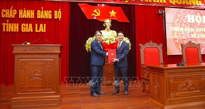 Đồng chí Phan Thăng An, Phó Trưởng Ban Tổ chức Trung ương trao quyết định điều động, chỉ định cho đồng chí Nguyễn Ngọc Lương giữ chức Phó Bí thư Tỉnh ủy Gia Lai.