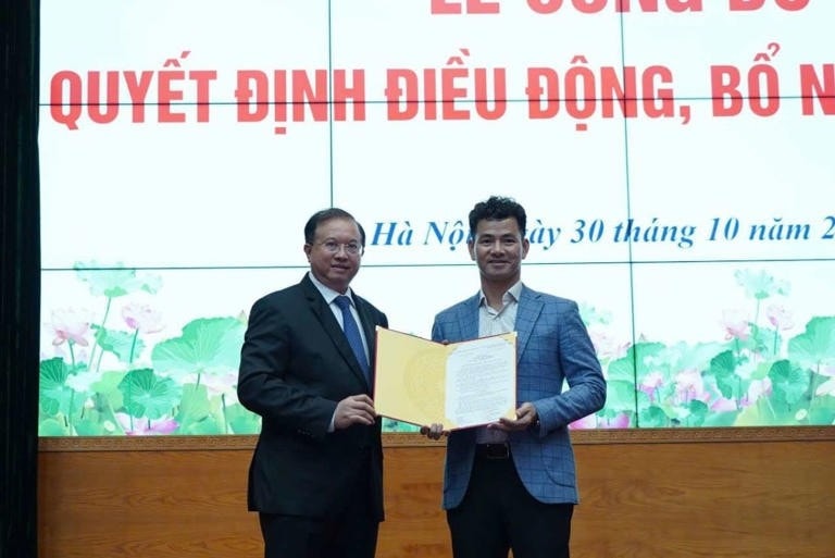 Thứ trưởng Bộ Văn hóa - Thể thao và Du lịch Tạ Quang Đông trao Quyết định bổ nhiệm NSND Xuân Bắc làm Cục trưởng Cục Nghệ thuật biểu diễn.